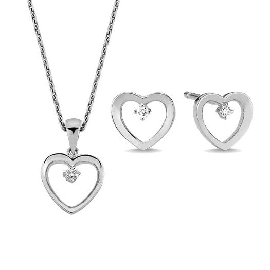 Nuran smykkesæt i 14 kt hvidguld med hjertevedhæng og øreringe med diamanter – romantisk og tidløst design.